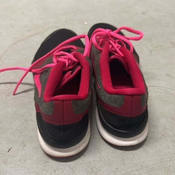 Womens Nike Shoes - Like New - Excellent Condition - Size 8 - Black and Pink - Picture 2 of 4